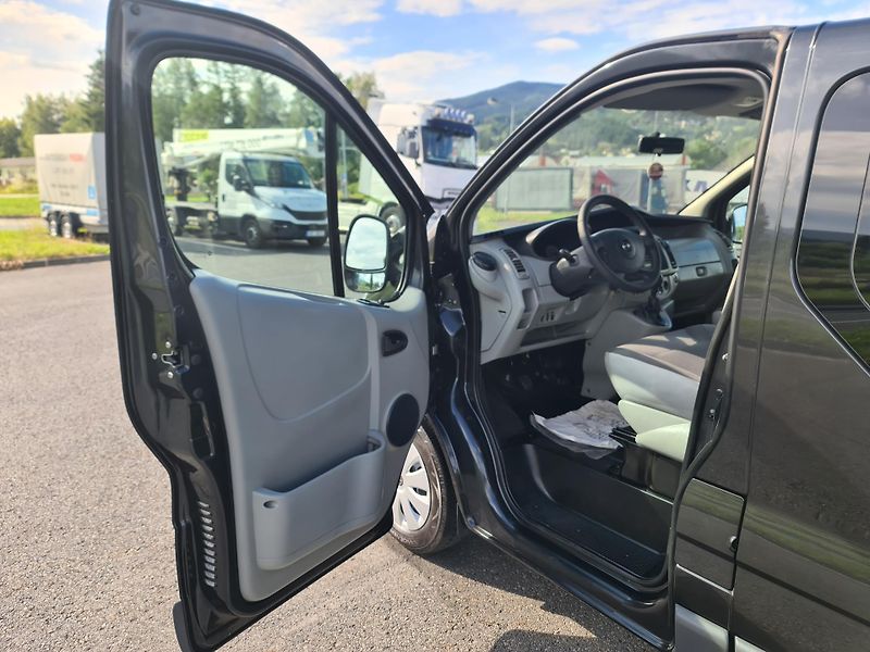 Opel Vivaro (2011) 2.0 CDTi 84-KW 8-MÍST OLOMOUC - fotka 34 z 75