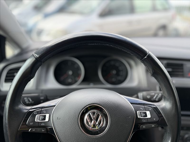 Volkswagen Golf 1,6 TDI 81kW DSG NAVI - fotka 11 z 27