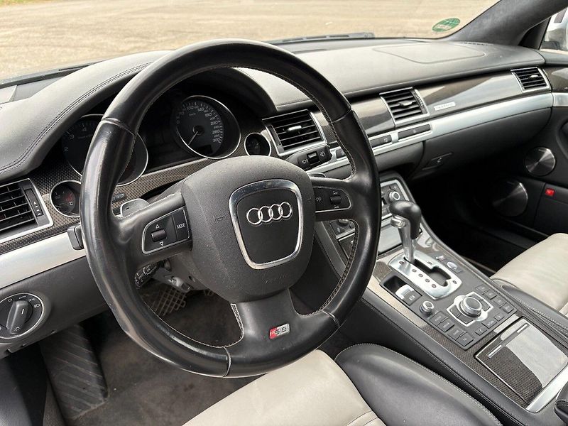 Audi S8 (2008) Audi S8, 5.2V10 331kW - fotka 12 z 21