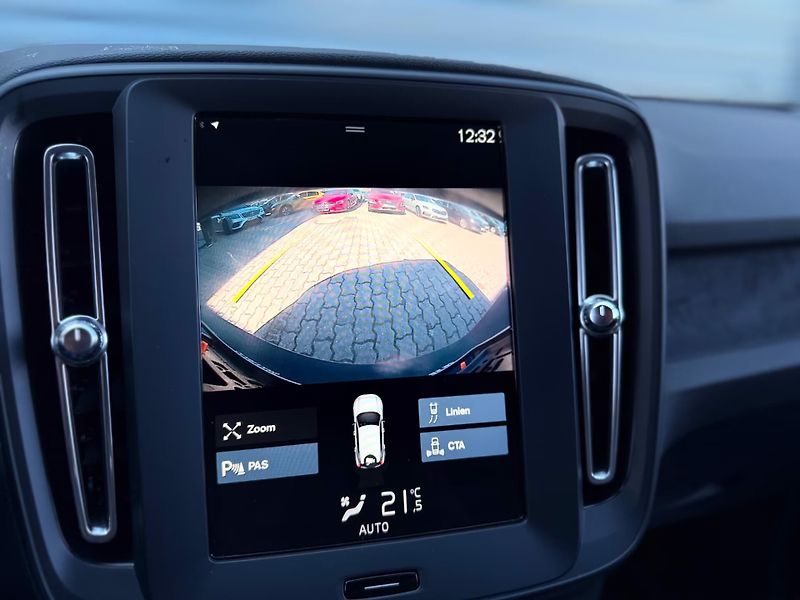 Volvo XC40 T2 Momentum Core LED Kam Asist - fotka 17 z 24