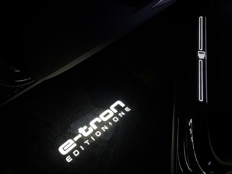 Audi e-tron Sportback 55 quattro S line - fotka 22 z 34