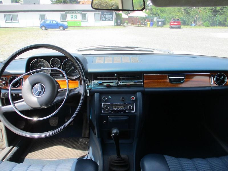 Mercedes-Benz 280 (1972) W114 - fotka 15 z 24