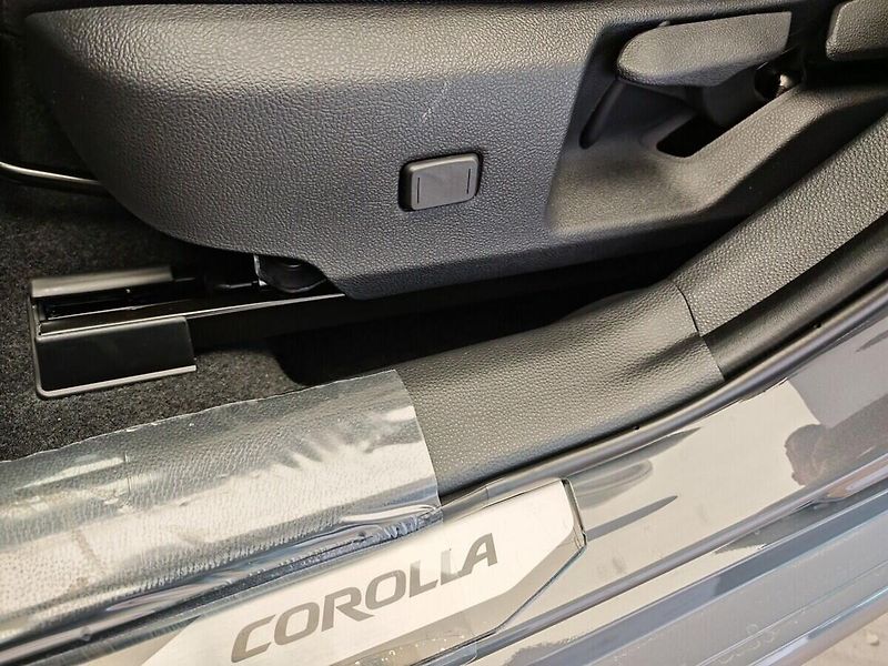 Toyota Corolla 2.0 Hybrid e-CVT Style - fotka 17 z 42