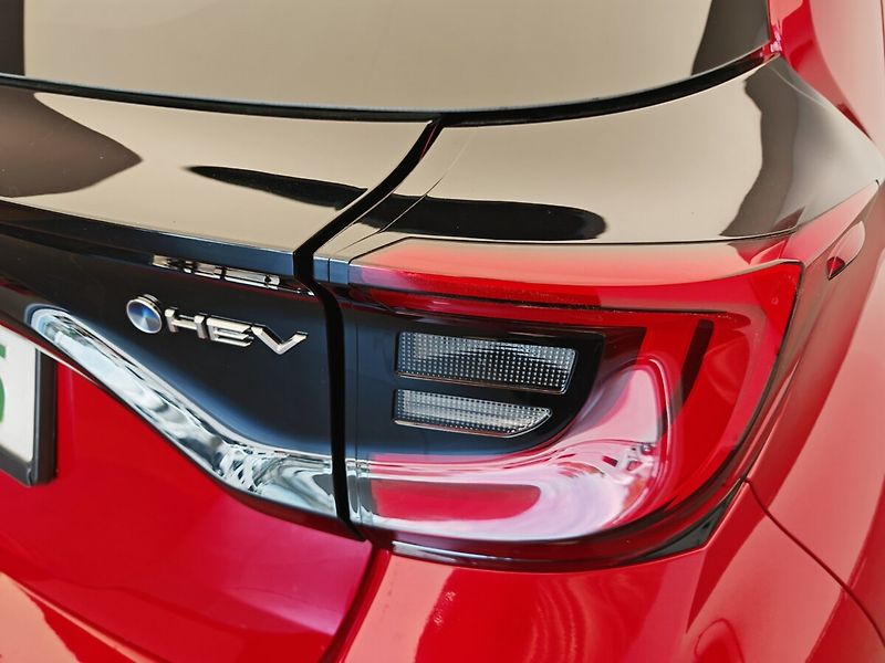 Toyota Yaris 1.5 Hybrid Style - fotka 7 z 29