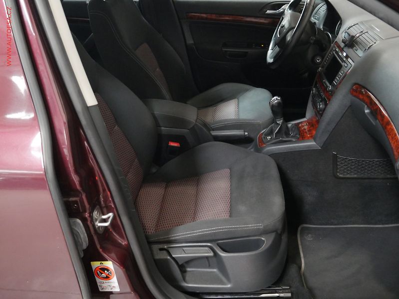 Škoda Octavia (2009) 2.0 TDi, ČR, xenon, autoAC - fotka 12 z 19