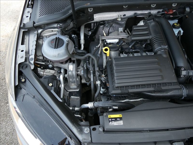 Volkswagen Golf 1,2 TSi 81kW auto klima, závěs - fotka 35 z 50