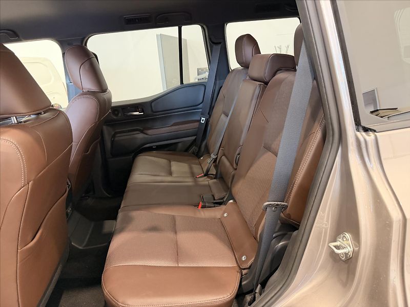 Toyota Land Cruiser 2,8 Executive  (204k) Diesel - fotka 8 z 11