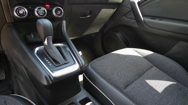 Renault Captur 1,3  TCe 140 Techno EDC - fotka 6 z 22