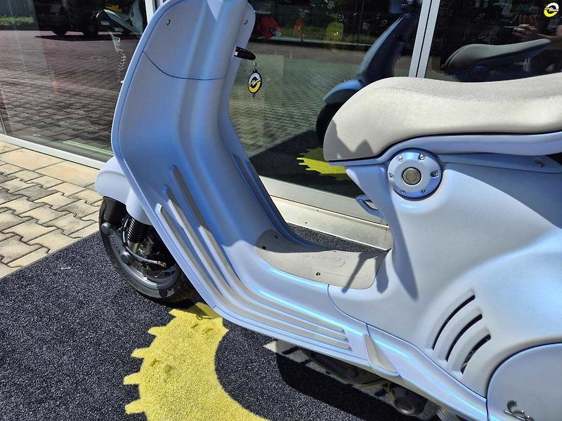 Vespa 946 (2025) 946 Snake E5+ - fotka 12 z 24