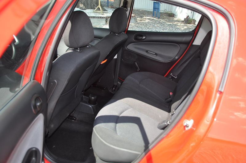 Peugeot 206 + 1.1i 44kW 5dv. Klima - fotka 7 z 12