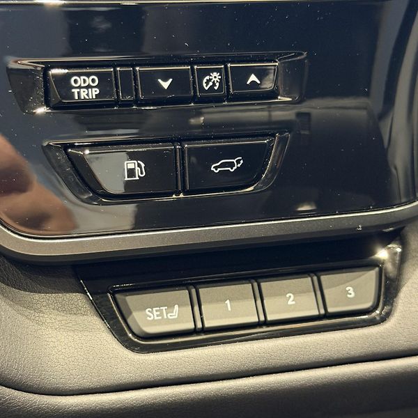 Lexus TX 550h+ (2025) 3.5 V6 Plug-in Hybrid - fotka 9 z 41