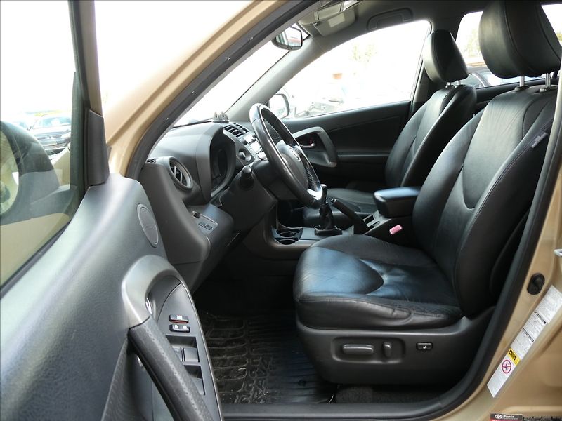 Toyota RAV4 2,2 D-4D 110kW 4x4,ČR,2.majite - fotka 15 z 40