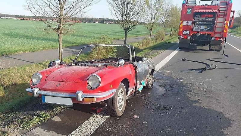 Ohořelý veterán na silnici nedaleko Opolan.