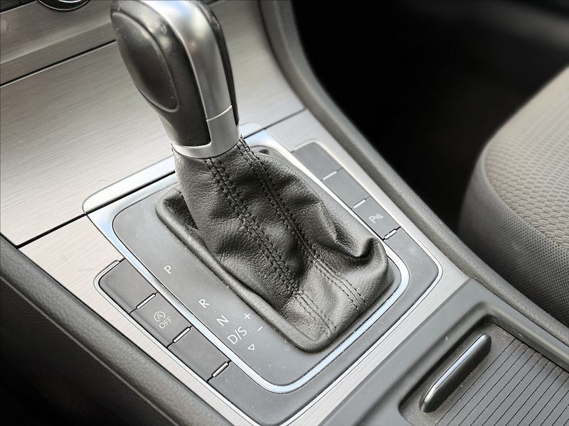 Volkswagen Golf 1,6 TDI 81kW DSG NAVI - fotka 13 z 27