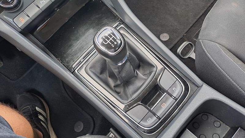 Škoda Karoq 1.6TDi Elegance NAVI - fotka 27 z 29