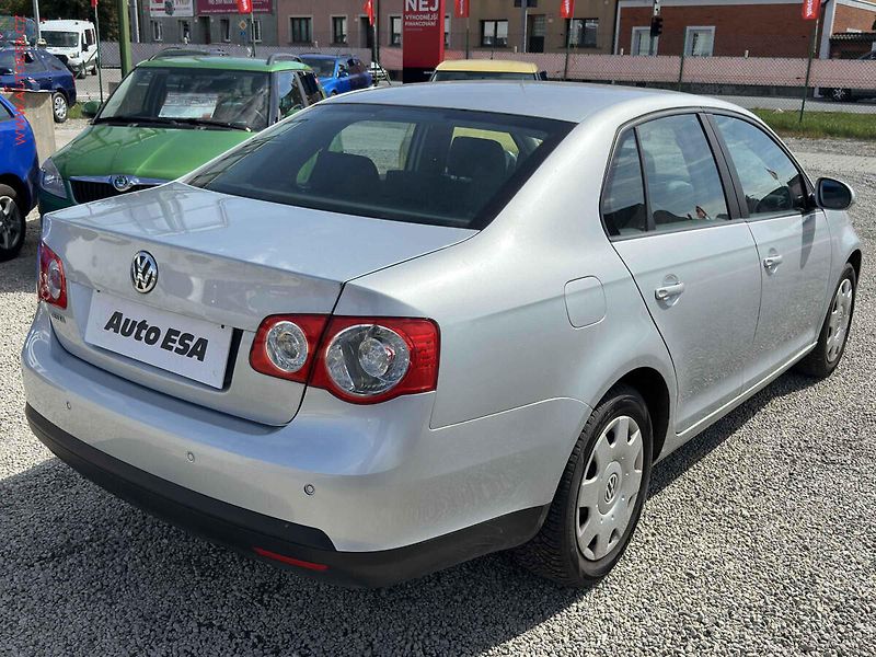 Volkswagen Jetta (2006) 1.6i, servis.kniha, AC - fotka 4 z 17