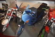 Lidé si motorky dotvořovali i pomocí laminátových kapotáží
