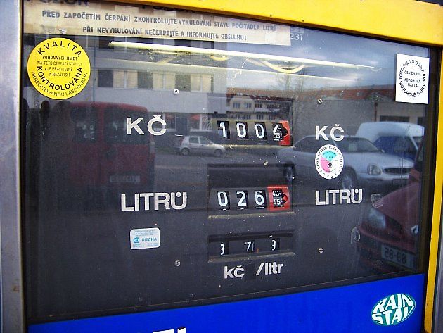 Detailní pohled na mechanické počitadlo stojanu ukazuje rychle naskakující částku za natankované litry, ze které však majiteli stanice zbývá jen minimální hrubá marže., zdroj: ŠjŮ/Wikimedia CC BY 3.0