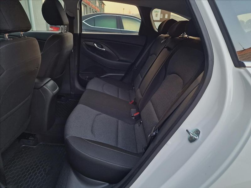 Hyundai i30 1.0 T-Gdi Family Smart Kombi - fotka 17 z 50