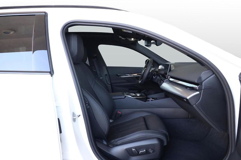 BMW Řada 5 550e xDrive Touring - fotka 25 z 33
