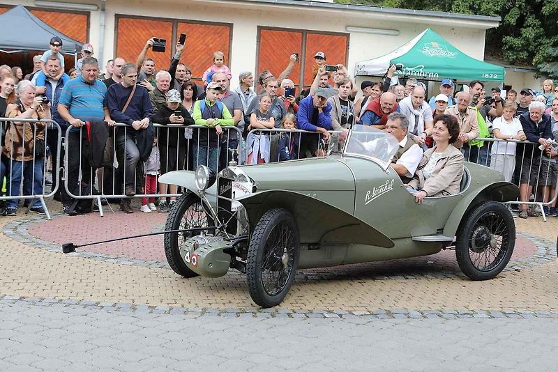 Na akci Jízda do vrchu a výstava historických vozidel se představilo na tři sta automobilů a motocyklů.