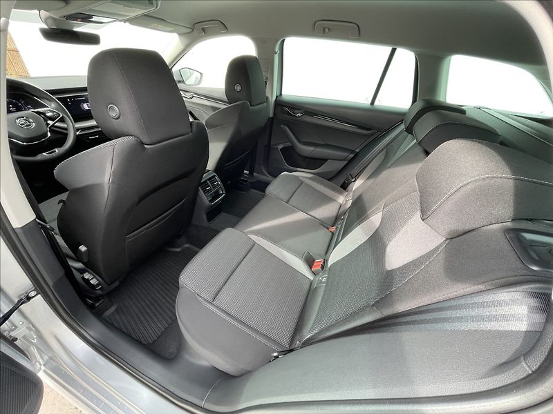 Škoda Octavia 2,0 TDI Combi Ambition Plus - fotka 17 z 24