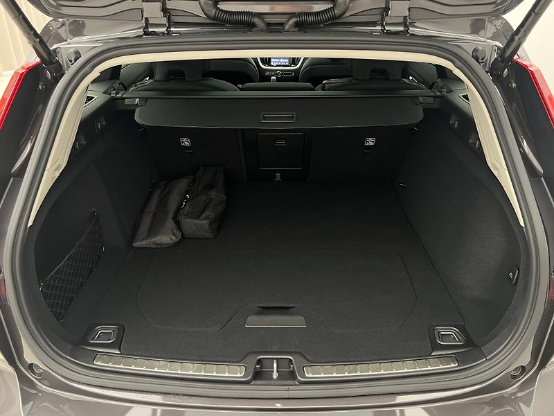 Volvo V60 B4 DARK PLUS AUT - fotka 5 z 45