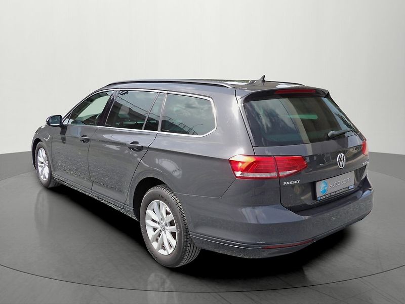 Volkswagen Passat 2.0TDI Comfort Adaptiv Navi - fotka 3 z 33