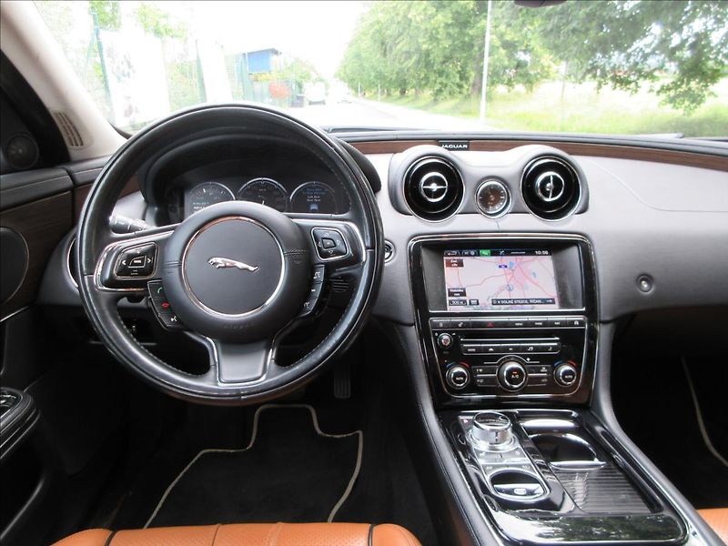 Jaguar XJ 3,0 V6, 4x4, Panorama, Nové ČR - fotka 18 z 37