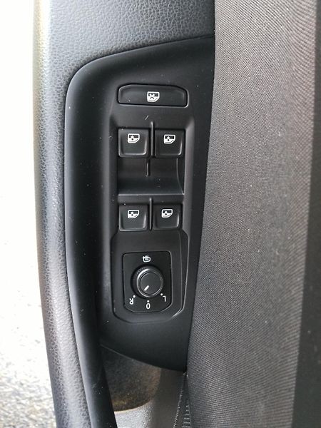 Volkswagen Passat 1,4 TSI  /110 kW/  - fotka 17 z 45