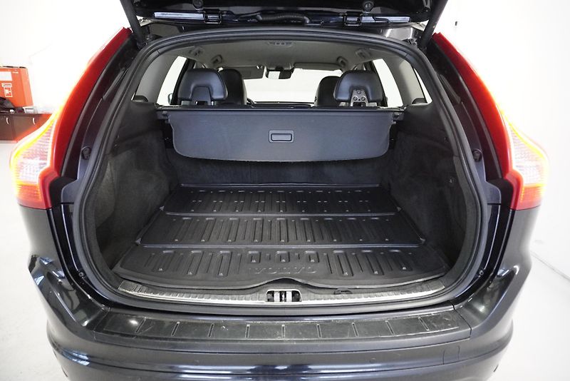 Volvo XC60 2,4 D5 AWD AUTOMAT - fotka 11 z 38