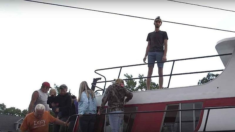 Obojživelný hausbót se na vodě i silnici pohybuje velice stabilně.