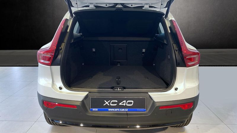 Volvo XC40 (2026) PLUS DARK, B4 FWD, 145+10 kW / - fotka 5 z 11