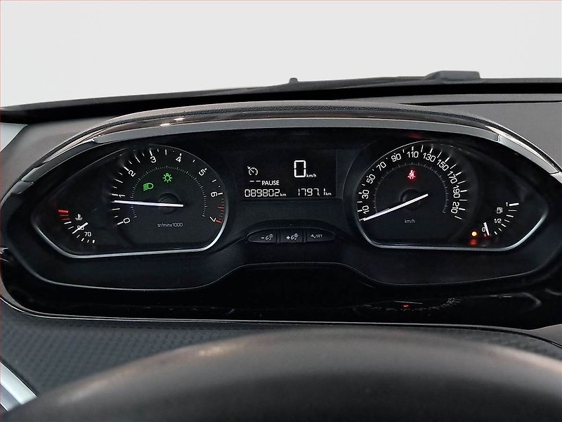Peugeot 2008 (2017) 1.2 PureTech, Serv.kniha - fotka 11 z 18