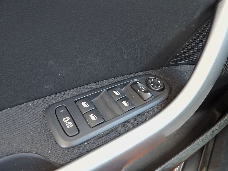 Peugeot 308 SW 1.6VTi 88kW AutoAC Serviska - fotka 16 z 33