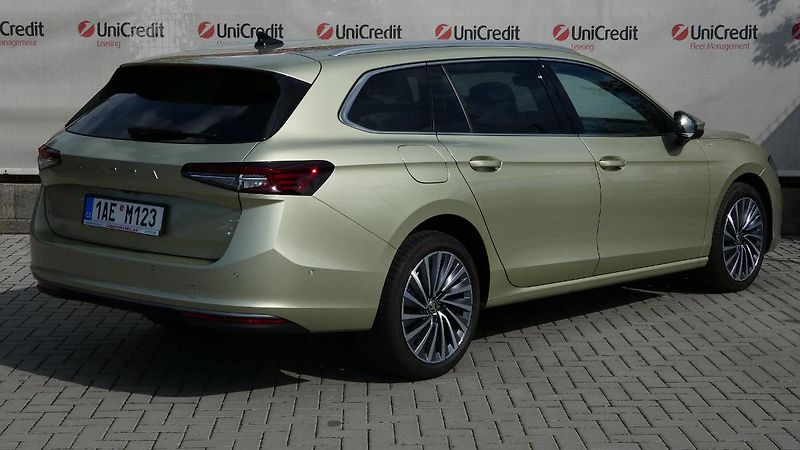 Škoda Superb 2.0 TDI 110kW L&K Combi DSG - fotka 3 z 30