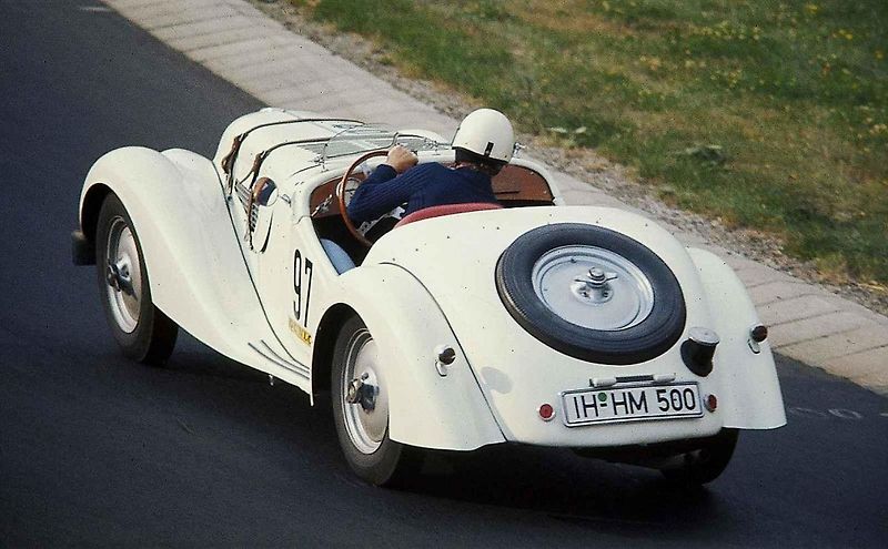 Vůz BMW 328 byl už od začátku navržený jako soutěžní model, který má dát bavorské značce sportovní image. Na snímku je BMW 328 z roku 1938 v Louwman Muzeu.