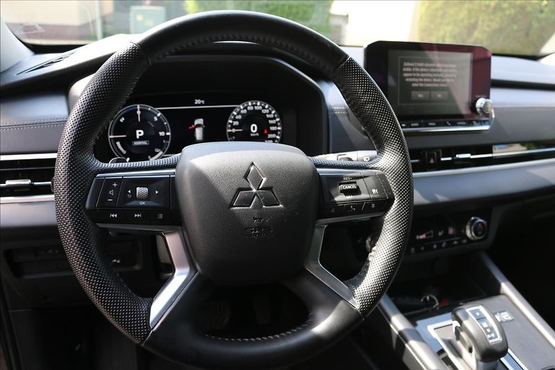 Mitsubishi Outlander 2,4 PHEV, 7míst, Invite - fotka 15 z 53