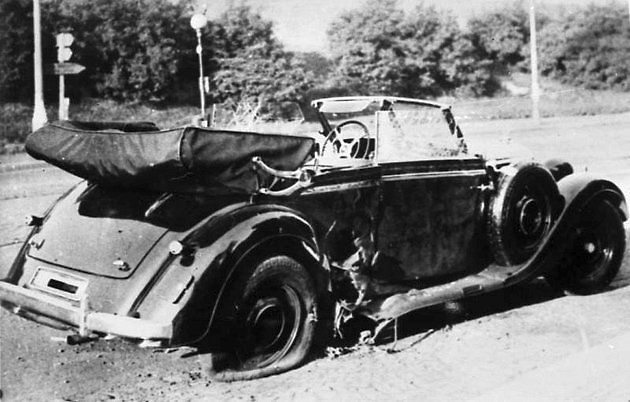 Heydrichův poničený Mercedes těsně po atentátu 27. května 1942., zdroj: Wikimedia Commons, neznámý autor, volné dílo