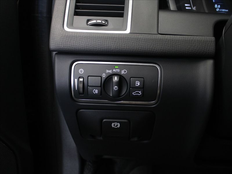 Volvo XC60 2,0 D4 AT Summum VÝPRODEJ! - fotka 17 z 22