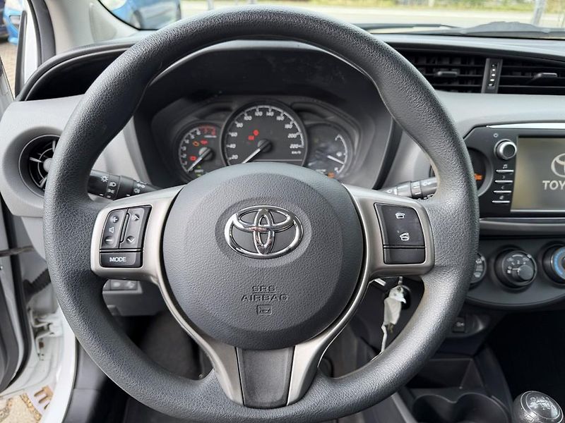Toyota Yaris 1.5i 82 kW navi. serviska - fotka 15 z 18