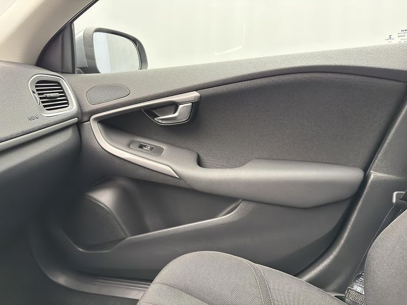 Volvo V40 T2 MOMENTUM AUT - fotka 26 z 41