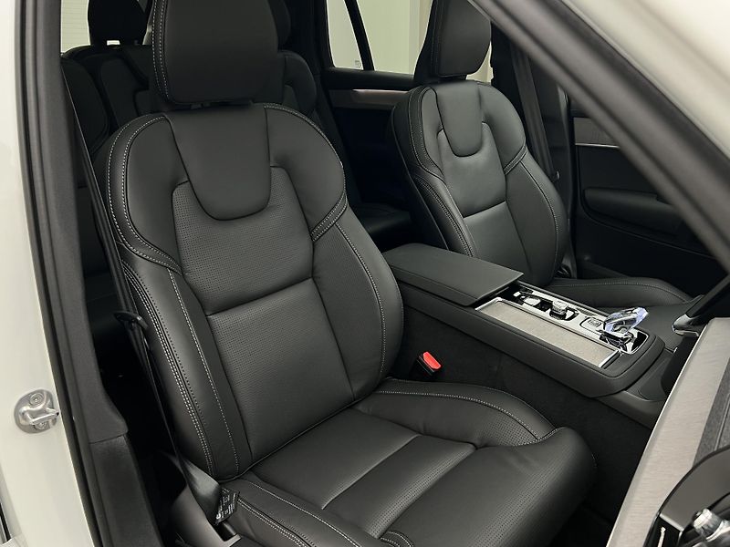 Volvo XC90 (2026) B5 AWD DARK PLUS - fotka 27 z 47