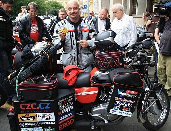 Pavel Suchý vyrazil na Jawě na cestu kolem světa.