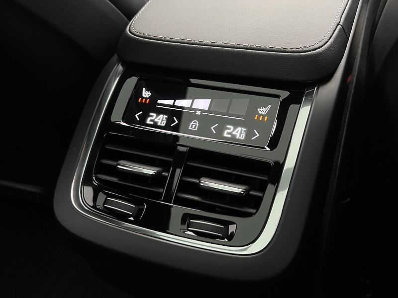 Volvo XC90 B5 AWD R-DESIGN AUT 7 MÍST - fotka 21 z 48