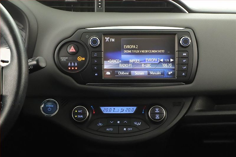 Toyota Yaris (2015) 1.5 Hybrid, Automat, Tempomat - fotka 14 z 23