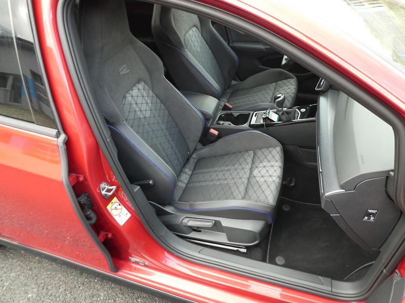 Volkswagen Golf 1,5 TFSi R LINE sport sedačky - fotka 11 z 15