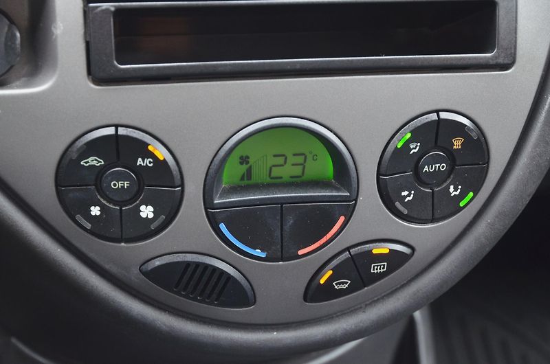 Ford Focus (2004) 1.6i Zetec 74kW / ČR / 115tkm - fotka 25 z 28