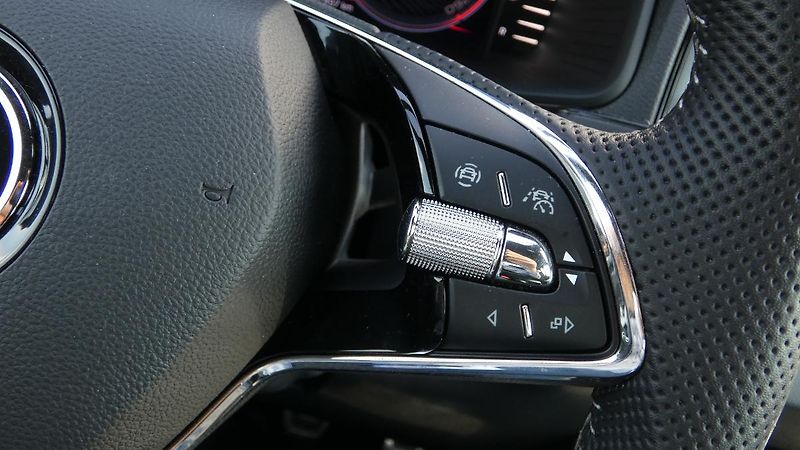 Škoda Karoq 1,5 TSI Sportline - fotka 13 z 23
