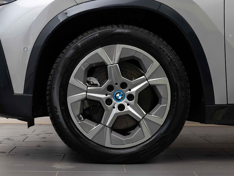 BMW iX1 xDrive30 - fotka 6 z 21